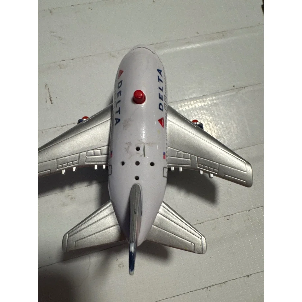 Daron Delta Airplane Toy Kids OS White‎ Good Stylized Jet Pull Back